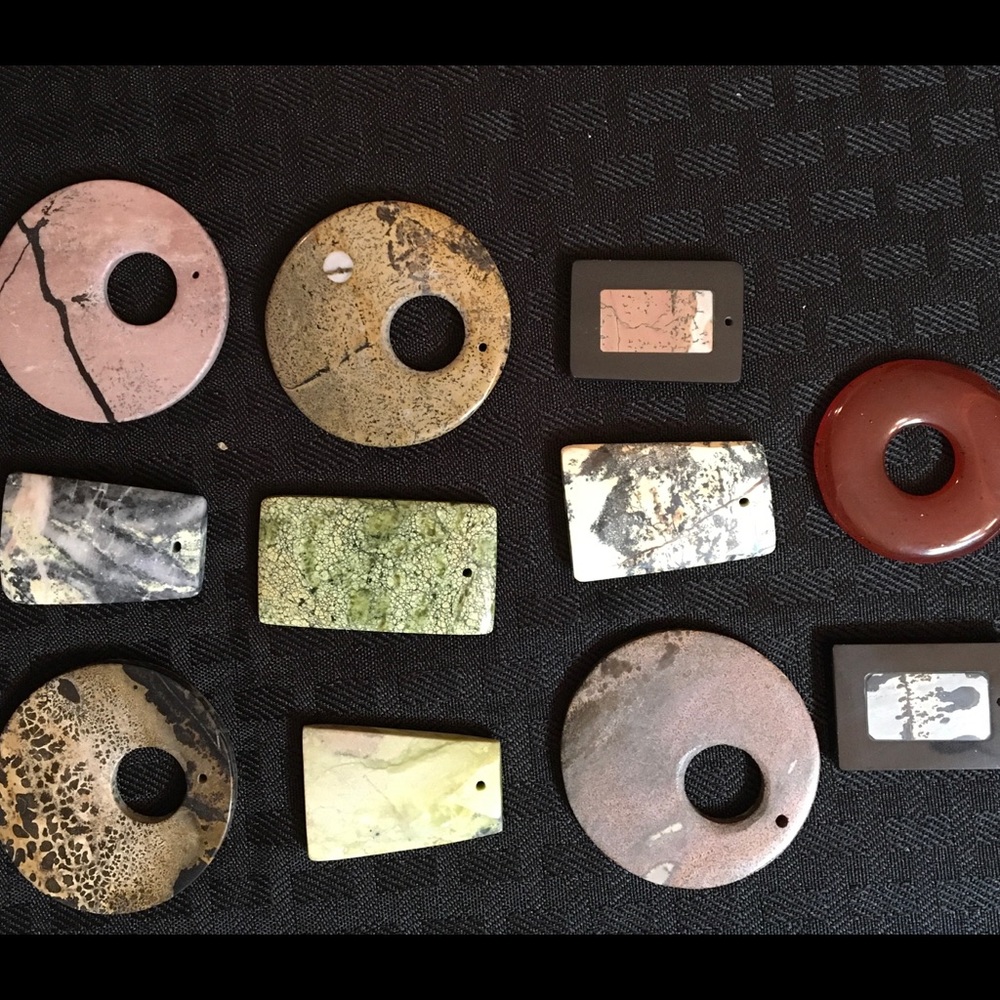 Lot of (11) stone pendants. - Picture 5 of 7